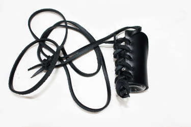 Ein hängendes Schnapsglas im Leder mit einem  Riemen