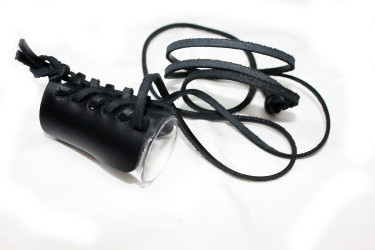 Ein hängendes Schnapsglas im Leder mit einem  Riemen