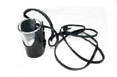 Un verre suspendu dans le cuir avec une sangle