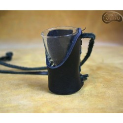 Un verre suspendu dans le cuir avec une sangle