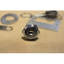 Serrure pour la poitrine - set
